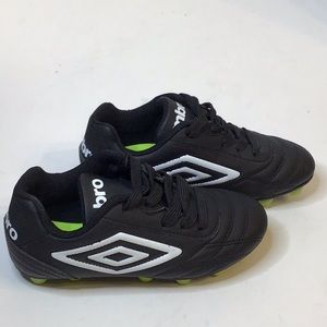 UMBRO KIDS SOCCER CLEATS BLACK AN WHITE SHOES 11